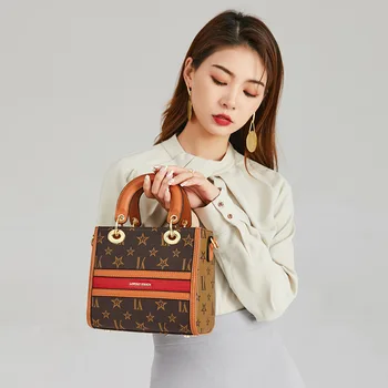 2023 Роскошная новая дизайнерская маленькая женская сумка в стиле универсальной сумки через плечо, вместительная сумка через плечо, маленькая квадратная сумка - Изображение 1  