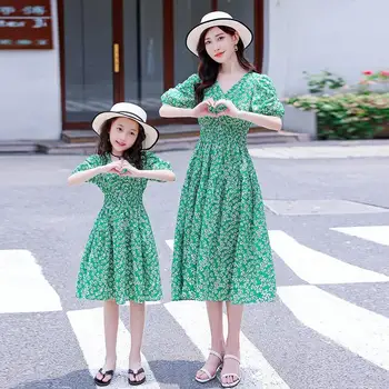Летнее платье в тон матери и дочери, новинка 2023 года, женские и детские платья с цветочным рисунком, цельнокроеная одежда для девочек во французском стиле - Изображение 2  