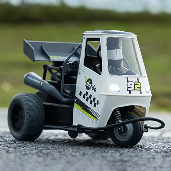 Автомобильная игрушка с клаксоном, световым распылителем, радиоуправляемый дрифтерный автомобиль, полоса на переднем бампере, Предотвращение столкновений, Максимальная скорость 22 км / ч для мальчиков и девочек - Изображение 2  